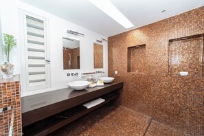 Lit king size, climatisation, HD-TV, Apple TV, coffre-fort, dressing. Salle de bains attenante, douche Ă effet pluie, lavabo. La chambre ouvre directement sur la terrasse.Â