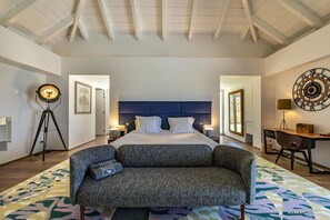 On the main level. King size bed, air conditioning, HD-TV, Apple TV, Dish Network, dressing room, programmable safe. Adjoining bathroom with shower, double basin, outdoor shower, hair dryer, towels and beach towels. The bedroom opens onto the terrace wher