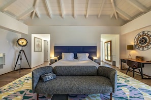On the main level. King size bed, air conditioning, HD-TV, Apple TV, Dish Network, dressing room, programmable safe. Adjoining bathroom with shower, double basin, outdoor shower, hair dryer, towels and beach towels. The bedroom opens onto the terrace wher