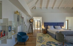 On the main level. King size bed, air conditioning, HD-TV, Apple TV, Dish Network, dressing room, programmable safe. Adjoining bathroom with shower, double basin, outdoor shower, hair dryer, towels and beach towels. The bedroom opens onto the terrace wher