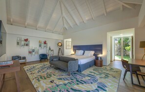 On the main level. King size bed, air conditioning, HD-TV, Apple TV, Dish Network, dressing room, programmable safe. Adjoining bathroom with shower, double basin, outdoor shower, hair dryer, towels and beach towels. The bedroom opens onto the terrace wher