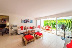 Air-conditioning, HD-TV, Dish Network, Apple TV, Bose surround system.