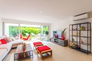 Air-conditioning, HD-TV, Dish Network, Apple TV, Bose surround system.