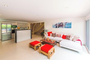 Air-conditioning, HD-TV, Dish Network, Apple TV, Bose surround system.