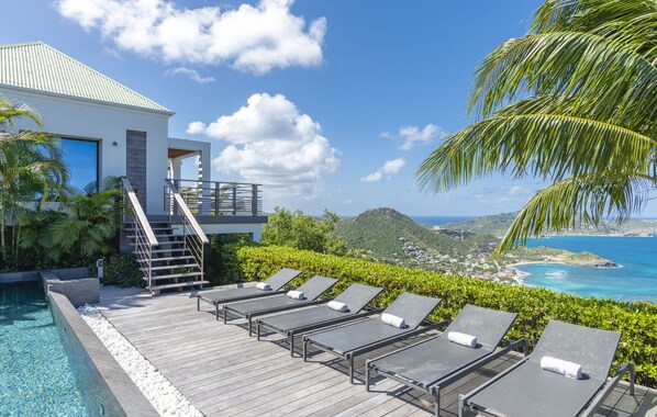 Nice heated pool, terrace with sun loungers, well exposed to the sun.