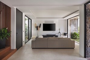 Séjour climatisé s'ouvrant sur la terrasse, HD-TV, Apple TV, iPod dock. Salon extérieur sur la terrasse.