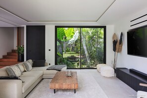 Séjour climatisé s'ouvrant sur la terrasse, HD-TV, Apple TV, iPod dock. Salon extérieur sur la terrasse.