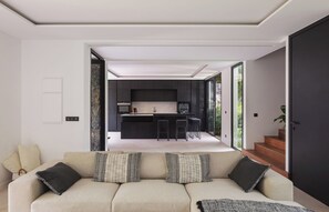 Séjour climatisé s'ouvrant sur la terrasse, HD-TV, Apple TV, iPod dock. Salon extérieur sur la terrasse.