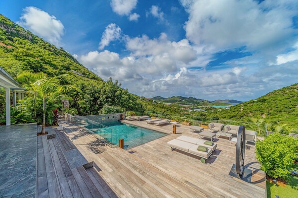 Nice heated pool, terrace with sun loungers, well exposed to the sun. Gas barbecue. Outdoor shower.