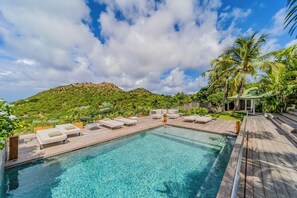 Nice heated pool, terrace with sun loungers, well exposed to the sun. Gas barbecue. Outdoor shower.