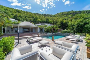 Nice heated pool, terrace with sun loungers, well exposed to the sun. Gas barbecue. Outdoor shower.