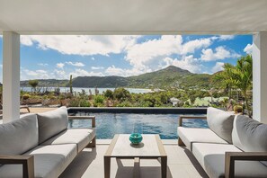 Lounge area opening onto the terrace. Air conditioning, ceiling Fan, WiFi (Fiber Optic), Smart TV, Dish Network, Apple TV.