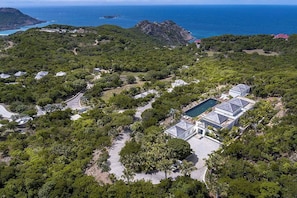 Beautiful tropical garden. Private parking, coded entrance gate.
