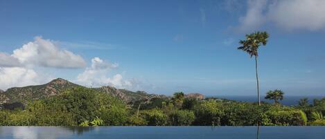 Beautiful 20m long heated pool, outdoor lounge areas, sun loungers.