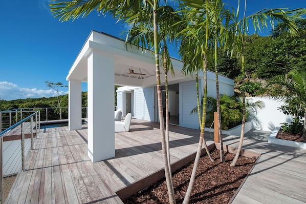 On the lower level. King size bed, air conditioning, HD-TV, Dish Network, safe, dressing room. Ensuite bathroom with rain shower, double sink, hair dryer, bathrobes, towels and beach towels. The bedrooms opens onto a private terrace with a private pool.