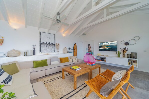 Lounge area opening onto the terrace. Air conditioning, ceiling Fan, WiFi (Fiber Optic), Smart TV, Dish Network, Apple TV.