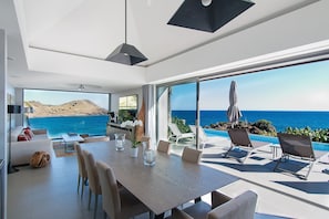 Fully equipped kitchen, electric oven, gas stove, microwave, fridge and freezer with ice maker, dishwasher, toaster, filter coffee maker and Nespresso machine, mixer, kettle, citrus press, fryer, hood. Large indoor dining table for 8 guests.