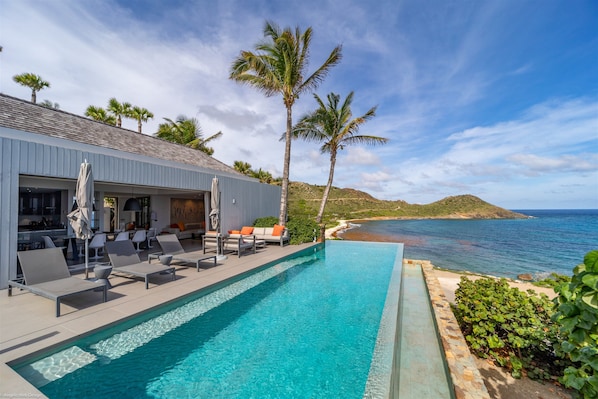 Large terrace, beautiful pool, sun loungers, parasols, gas barbecue.