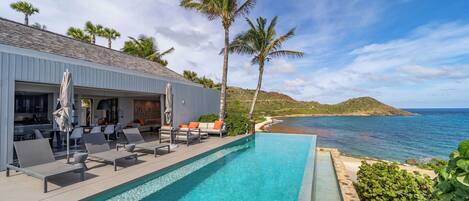 Large terrace, beautiful pool, sun loungers, parasols, gas barbecue.