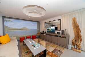 Air-conditionning, HD-TV, Dish Network and Apple TV, WIFI, sound system. Opening onto the terrace.