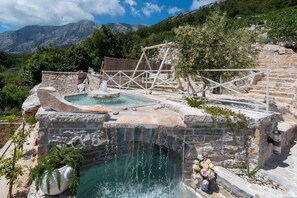 Outdoor spa tub