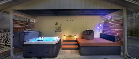 New Covered Hot Tub with magical "Starshow" at night. Daybed available during the Summer months.