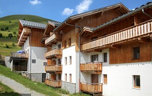 This residence is located in the heart of the Sybelles ski area
