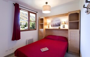 There's a Double bed in the bedroom.