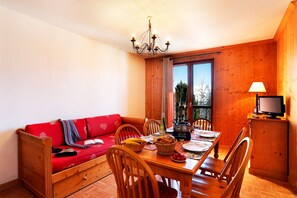 Sit back and relax in the cozy living area after a day on the pistes.