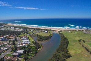 At Thalassa Escape, you’ll be within a 15-minute walk of East Corrimal Beach