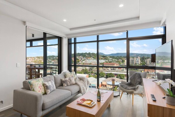 With floor-to-ceiling windows, the apartment’s living area is bathed in natural light to create an inviting retreat to start and end your day.
