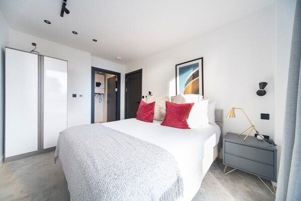 En-suite Bedroom with King-size bed (200 x 150 cm / 6.5 x 4.9 ft) 