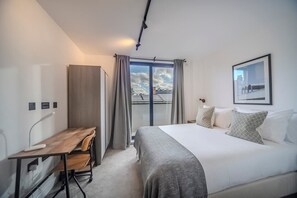 Second Bedroom with king-size bed (200 x 150 cm / 6.5 x 4.9 ft), desk and Balcony