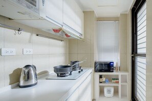 Fully Equipped Kitchen w/ Cooking & Dining Essentials