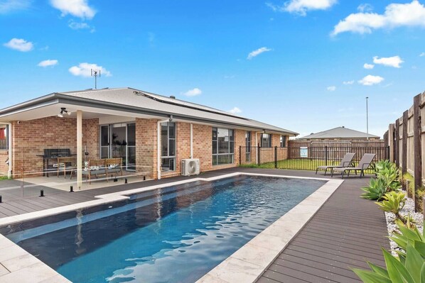 Soak up Queensland’s balmy weather on the back deck, the perfect spot for your morning coffee.