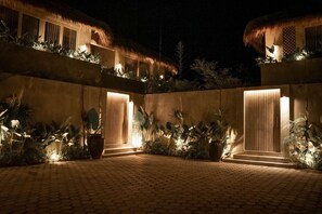 Fassade der Unterkunft – Abend/Nacht