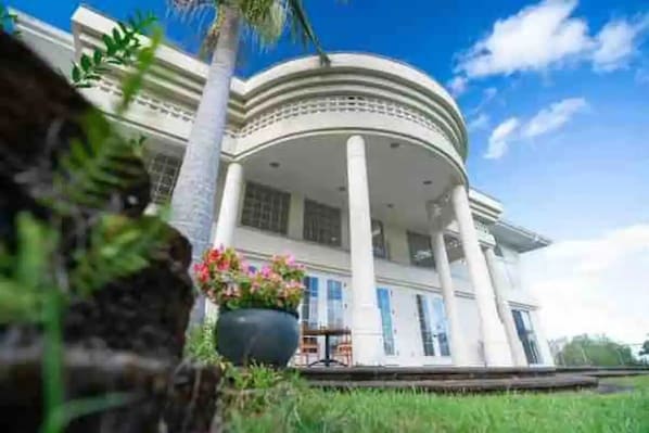 Beautiful outdoor lanai.