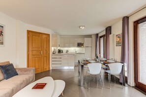 Alpes IV dining area and kitchen