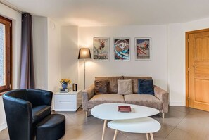 The comfortable seating area in Alpes IV