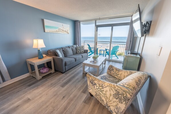 Large Family Room, Direct Oceanfront View!