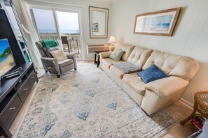 Direct Oceanfront, Large Family Room, Beautifully Decorated