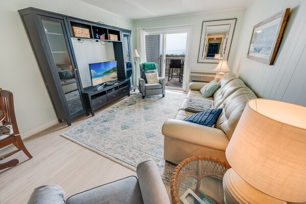 Direct Oceanfront, Large Family Room, Beautifully Decorated