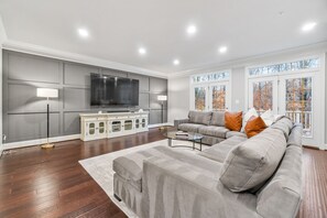 Lavish, spacious, well-appointed 3-bed, 3.5 bath home just minutes from downtown Annapolis