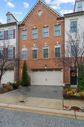 Welcome to Canterwood, a spacious, well-appointed 3-bed, 3.5 bath luxury townhome just minutes from downtown Annapolis!