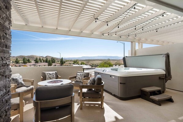 Private Hot Tub, Pergola, Fire Table