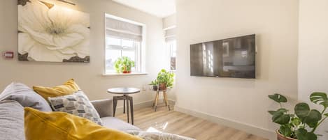 Sandbank: Sitting area with smart television and sofa