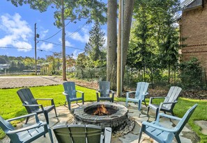 Amazing fire pit area with views of the river perfect for evening s`mores and visits under the stars