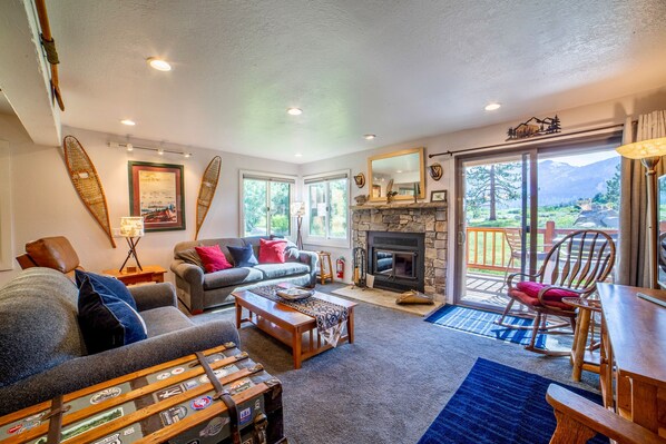 Living room with incredible views of Mammoth Mountain and the Sherwin Meadow.