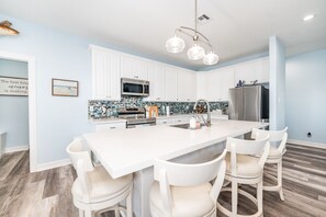 Beautiful, fully stocked kitchen