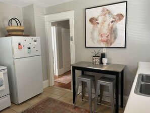 Cozy upstairs apartment in the heart of South Roanoke.